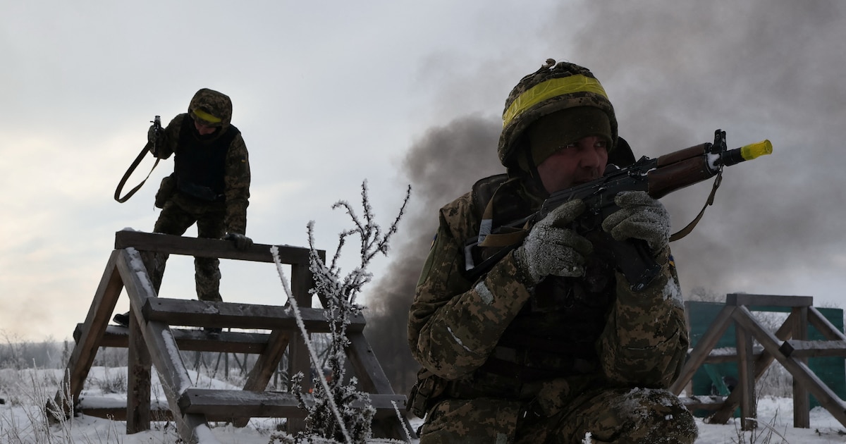 Soldados ucranianos con chalecos antibalas y fusiles de asalto entrenando en Zaporizhzhia bajo alerta militar europea 2026