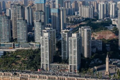 Grafico de caida del 75% en construccion de viviendas en China con datos de 2021 a 2024 y proyeccion hasta 2030