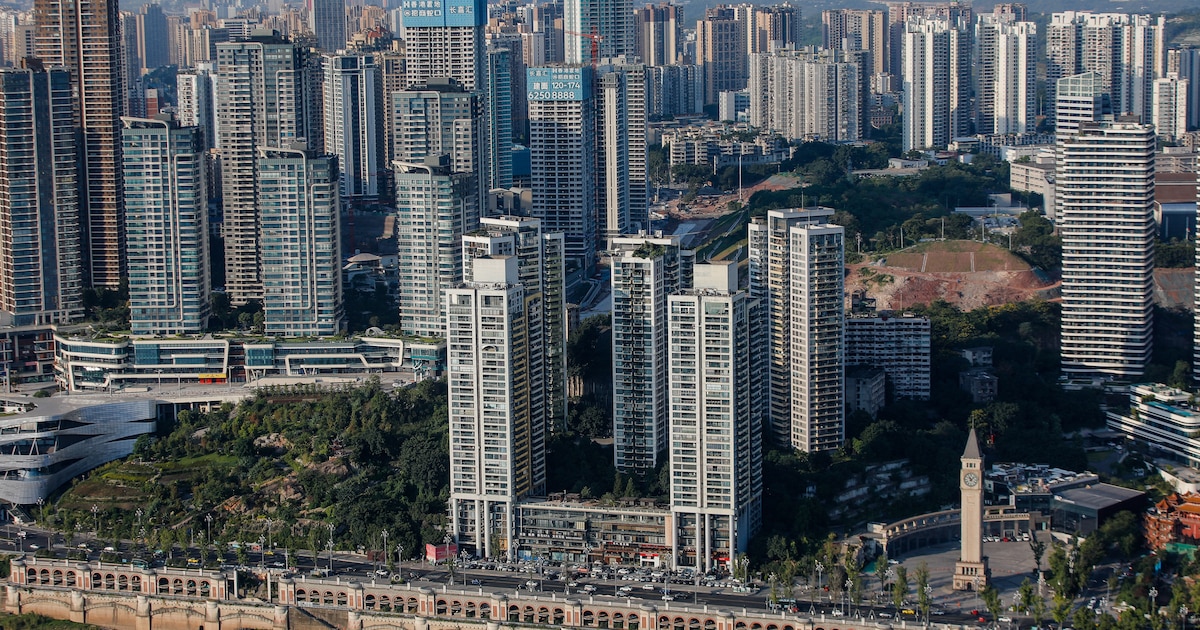 Grafico de caida del 75% en construccion de viviendas en China con datos de 2021 a 2024 y proyeccion hasta 2030