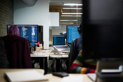 Gráfico comparativo de salarios tech en España: ingenieros de IA superan 90.000€ mientras roles tradicionales caen