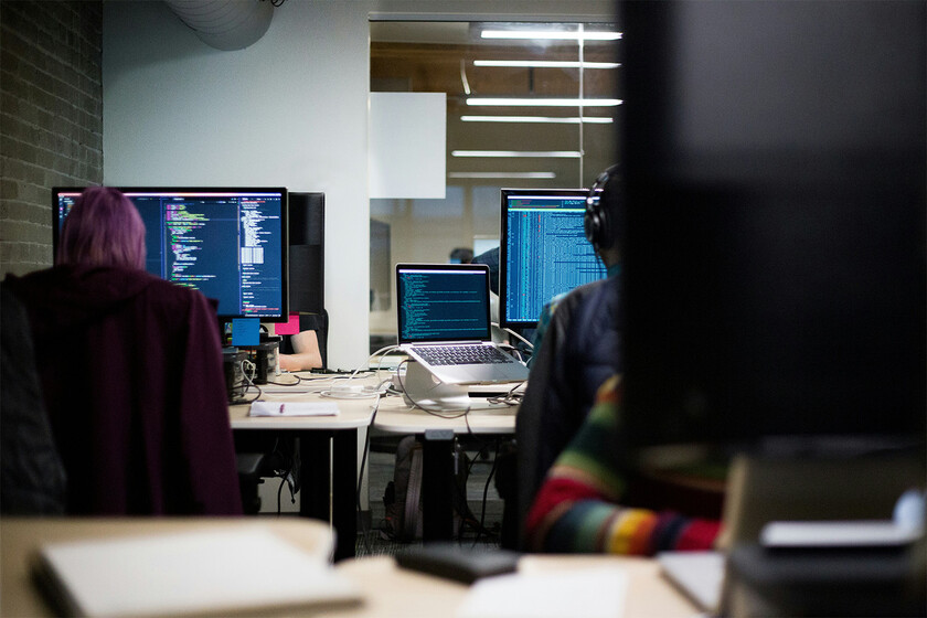 Gráfico comparativo de salarios tech en España: ingenieros de IA superan 90.000€ mientras roles tradicionales caen