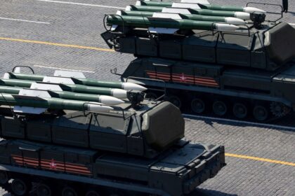 Restos calcinados de lanzadores Buk-M2 y misiles S-300 en un depósito militar venezolano tras ataque estadounidense