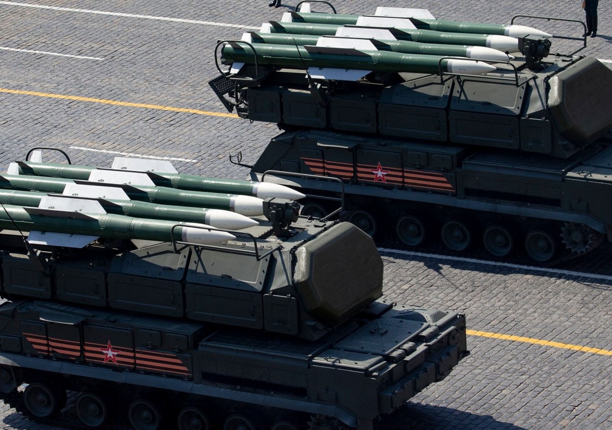 Restos calcinados de lanzadores Buk-M2 y misiles S-300 en un depósito militar venezolano tras ataque estadounidense