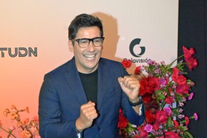 Rafael Araneda sonríe junto a sus nuevas compañeras en el set de Despierta América durante su primer día en el segmento Sin Rollo
