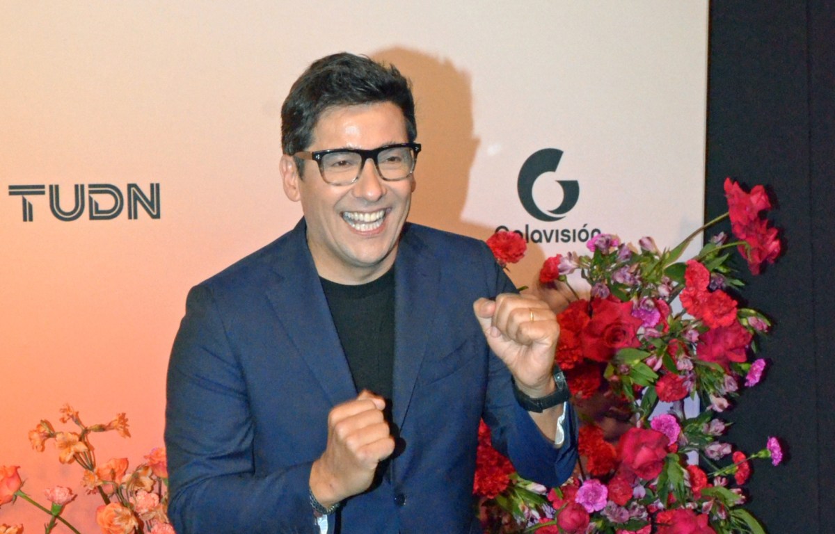 Rafael Araneda sonríe junto a sus nuevas compañeras en el set de Despierta América durante su primer día en el segmento Sin Rollo