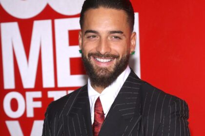 Maluma con rostro completamente afeitado junto a su dermatóloga, luciendo un look fresco y juvenil en 2026