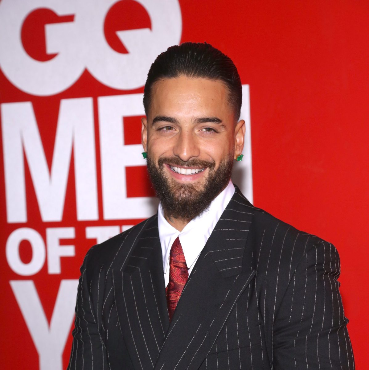 Maluma con rostro completamente afeitado junto a su dermatóloga, luciendo un look fresco y juvenil en 2026