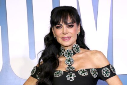 Maribel Guardia abrazando una foto de su hijo Julián Figueroa, con mirada llena de nostalgia y amor eterno