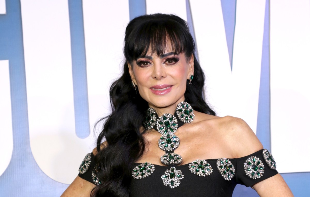 Maribel Guardia abrazando una foto de su hijo Julián Figueroa, con mirada llena de nostalgia y amor eterno