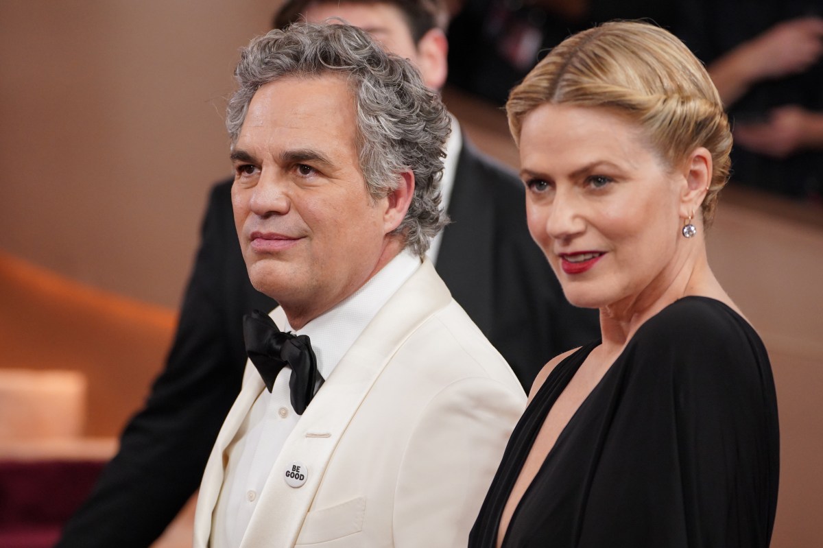 Mark Ruffalo y Wanda Sykes con pines 'ICE OUT' en la alfombra roja de los Golden Globes 2026, exigiendo justicia por víctimas de abusos migratorios