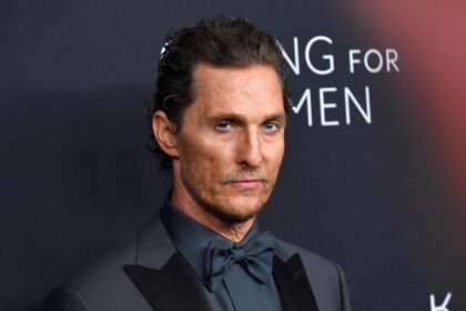 Matthew McConaughey en una conferencia explicando cómo proteger la voz y rasgos biométricos de usos no autorizados en IA