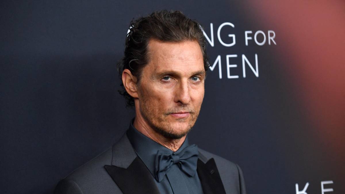 Matthew McConaughey en una conferencia explicando cómo proteger la voz y rasgos biométricos de usos no autorizados en IA