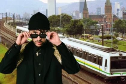 Vagón del Metro de Medellín con luces nocturnas y letrero de horario extendido hasta la 1:30 a.m. por conciertos de Bad Bunny en el estadio Atanasio Girardot