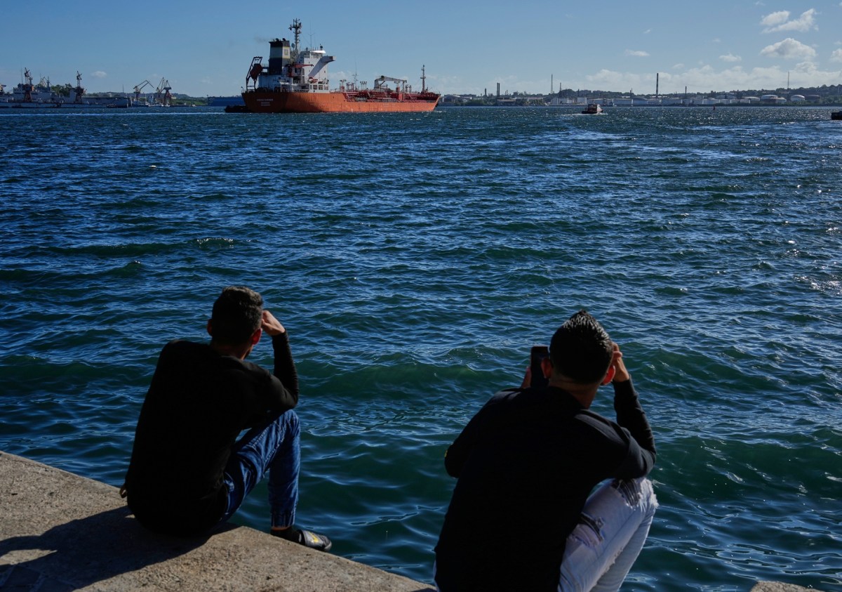 Barco petrolero mexicano cargando crudo con destino a Cuba para evitar apagones masivos en la isla