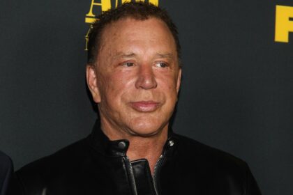 Mickey Rourke en actitud desafiante durante una entrevista, reflejando su polémica exigencia de $200,000 dólares por día de trabajo