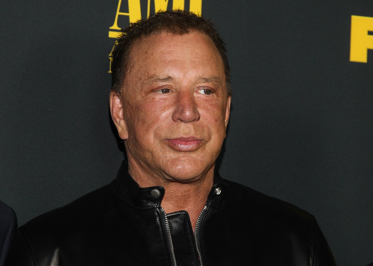 Mickey Rourke en actitud desafiante durante una entrevista, reflejando su polémica exigencia de $200,000 dólares por día de trabajo