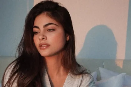 Sara Orrego, modelo de Medellín, posando con elegancia en un evento internacional tras entrar al top 32 de TC Candler 2026