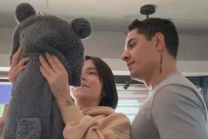 Retrato íntimo de Atlas, el bebé de Fer Moreno, en brazos de su madre durante sus dos meses de vida