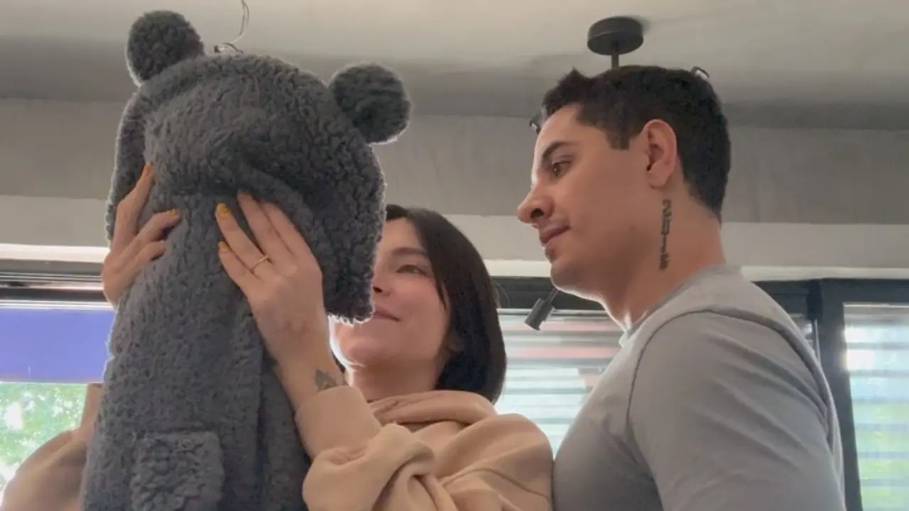 Retrato íntimo de Atlas, el bebé de Fer Moreno, en brazos de su madre durante sus dos meses de vida