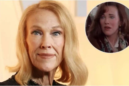 Catherine O'Hara como Kate McCallister en una escena icónica de 'Mi pobre angelito', junto a Macaulay Culkin en pijama