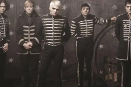 Escenario iluminado con el logo de My Chemical Romance y la fecha actualizada del concierto en Bogotá: 10 de febrero de 2026