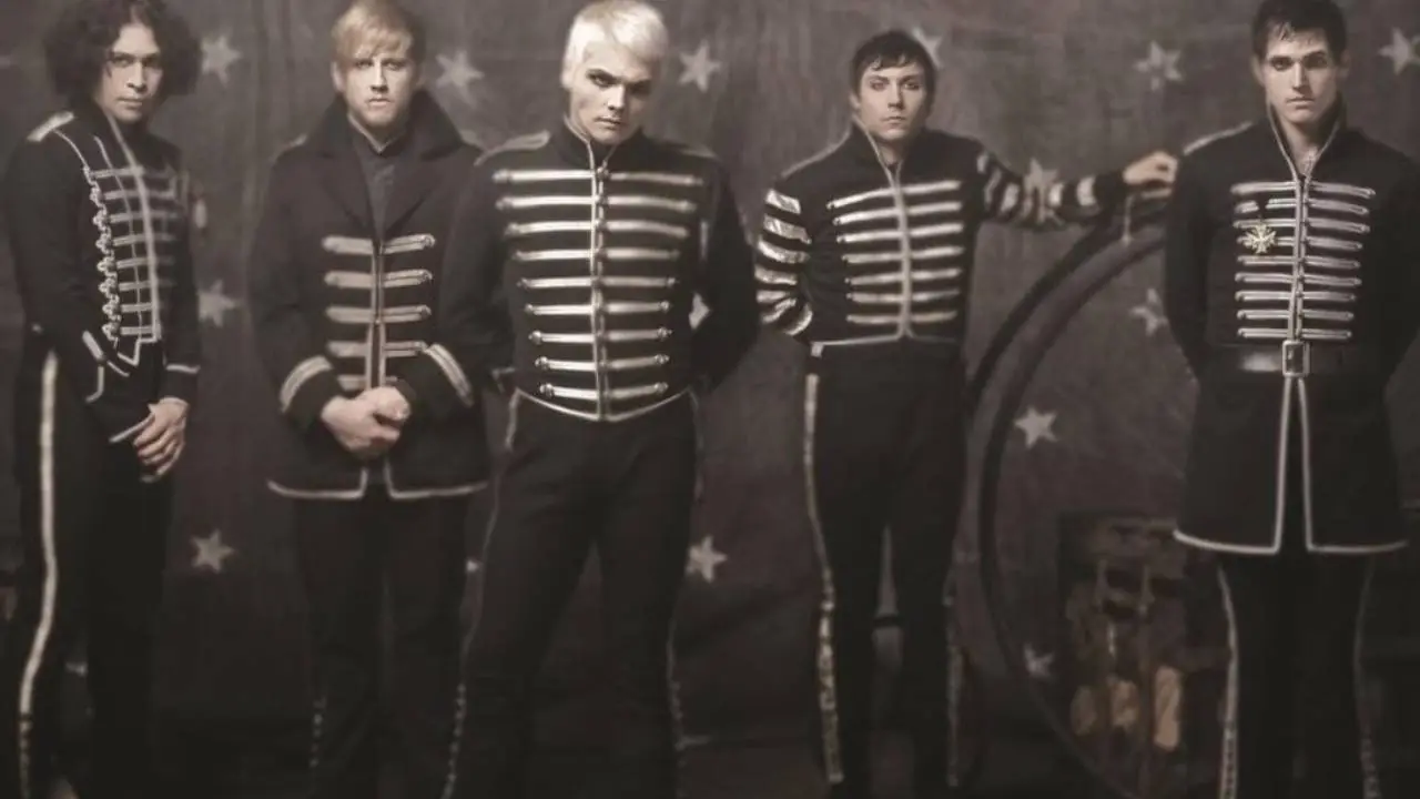 Escenario iluminado con el logo de My Chemical Romance y la fecha actualizada del concierto en Bogotá: 10 de febrero de 2026