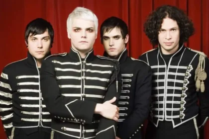 Fan con entrada de My Chemical Romance en mano revisando el proceso de reembolso en un teléfono móvil con el logo de Ticketmaster