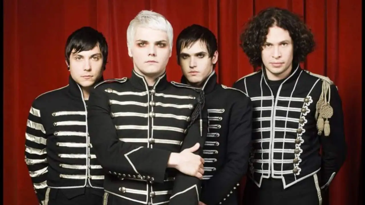 Fan con entrada de My Chemical Romance en mano revisando el proceso de reembolso en un teléfono móvil con el logo de Ticketmaster