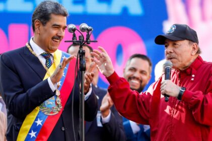 Grupo de personas liberadas tras ser detenidas por motivos políticos en Nicaragua, celebrando con familiares en un acto público
