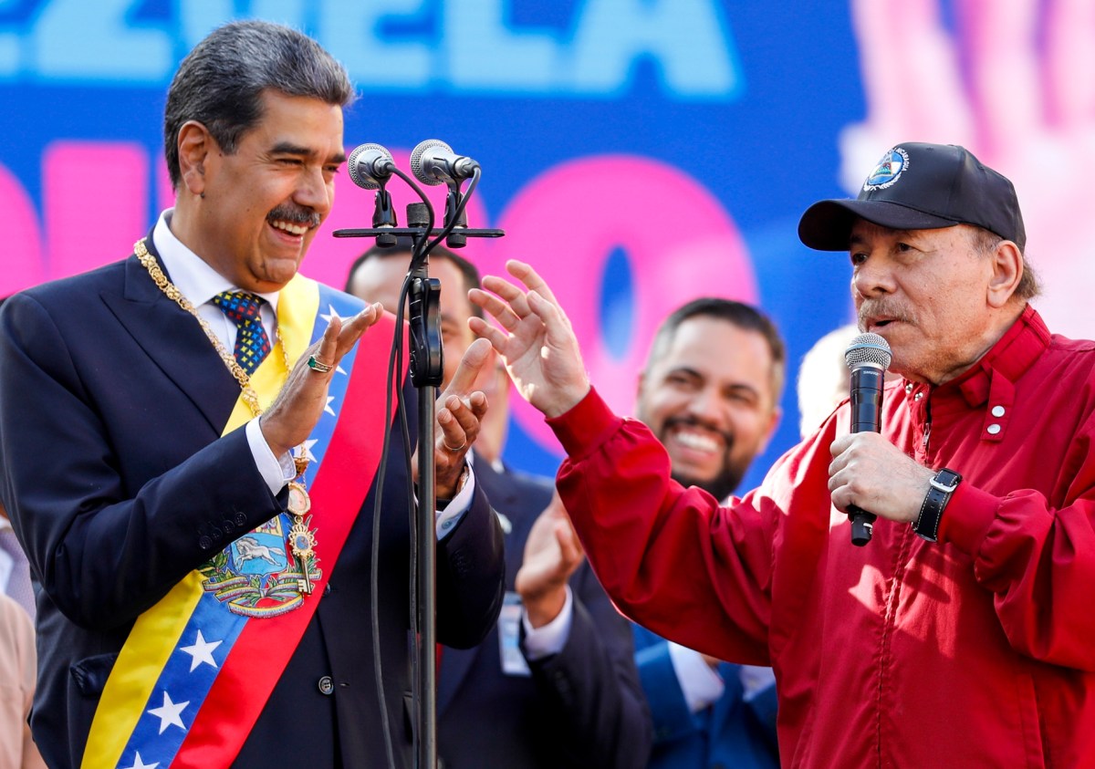 Grupo de personas liberadas tras ser detenidas por motivos políticos en Nicaragua, celebrando con familiares en un acto público