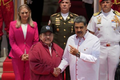 Daniel Ortega y Denis Moncada en reunión diplomática para negociar con EE.UU. tras la crisis venezolana y sin apoyo de Rusia o China