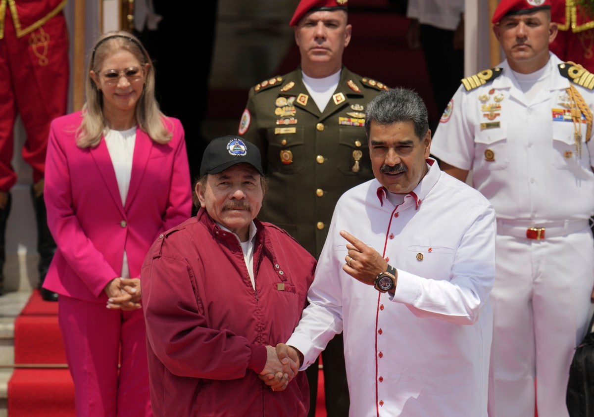 Daniel Ortega y Denis Moncada en reunión diplomática para negociar con EE.UU. tras la crisis venezolana y sin apoyo de Rusia o China