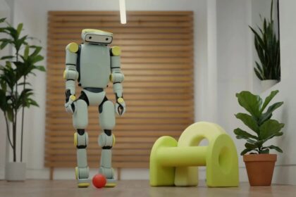 Robot humanoide Sprout con exterior acolchado y cejas articuladas, diseñado para interacción segura en hogares y oficinas sin imitar apariencia humana