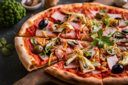 Pizza neoyorquina recién horneada con queso derretido y bagels dorados sobre tabla de madera, símbolos de la gastronomía estadounidense
