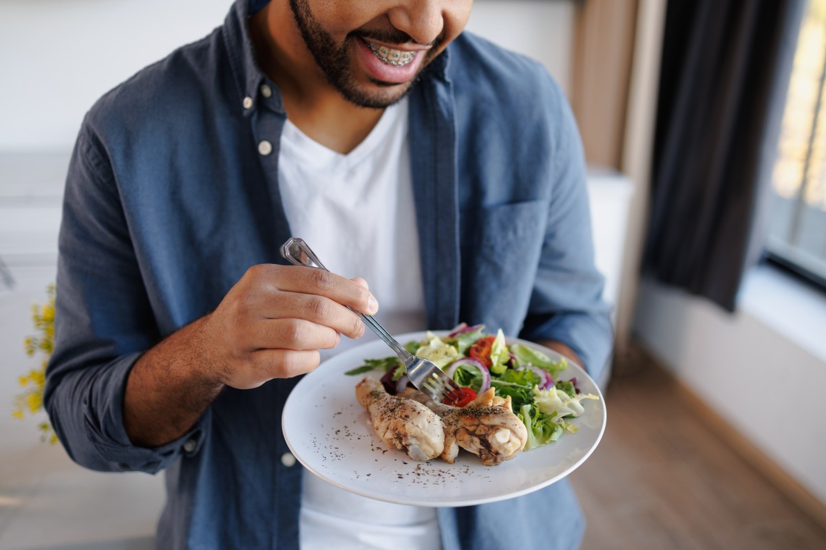 Plato saludable dividido en porciones de proteína, vegetales, grasas saludables y almidones según la nueva pirámide invertida científica