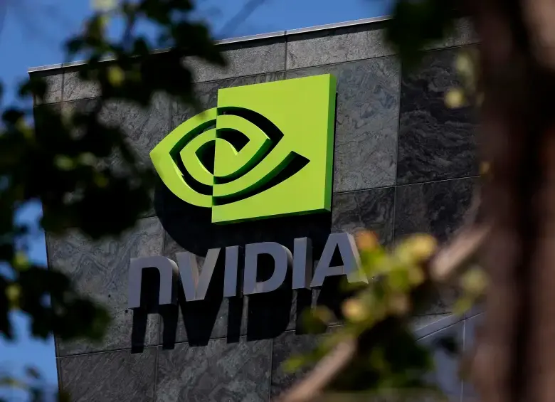 Procesador LPU de Groq mostrando rendimiento 10 veces superior en inferencia de IA generativa para aplicaciones en tiempo real