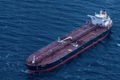 Petrolero ruso con bandera falsa interceptado por helicópteros franceses en aguas internacionales, cargado con 730.000 barriles de crudo