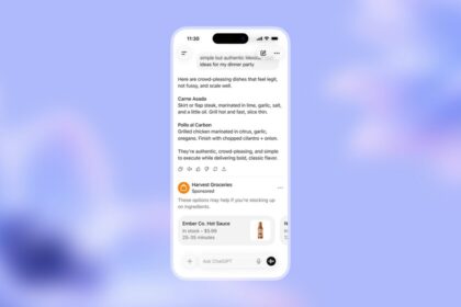 Interfaz de ChatGPT mostrando un anuncio etiquetado al final de una respuesta sobre inteligencia artificial accesible