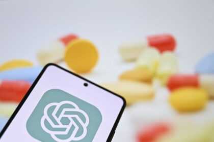 Interfaz de ChatGPT Health mostrando análisis de resultados médicos con cifrado de datos y vinculación a apps de bienestar