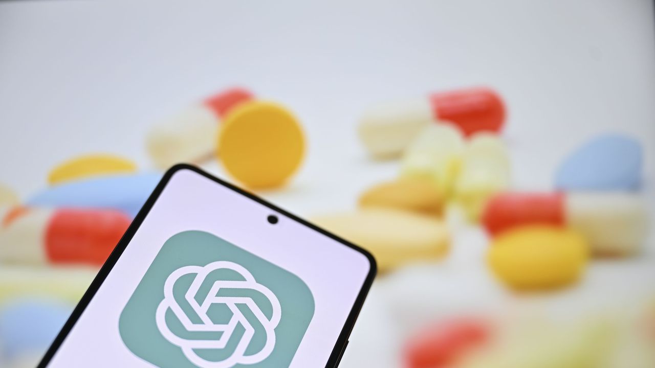 Interfaz de ChatGPT Health mostrando análisis de resultados médicos con cifrado de datos y vinculación a apps de bienestar
