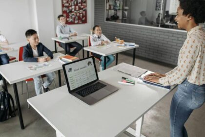 Profesora usando ChatGPT en una tablet para planificar clases innovadoras con inteligencia artificial en el aula