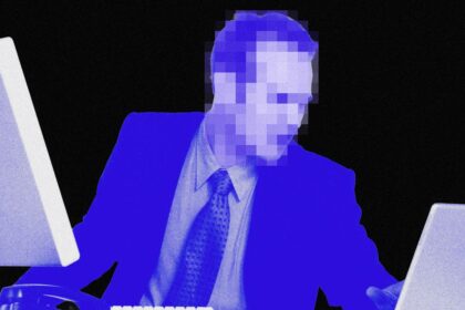Persona revisando documentos confidenciales en una pantalla con advertencia de riesgos legales al entrenar inteligencia artificial con datos reales de empleos