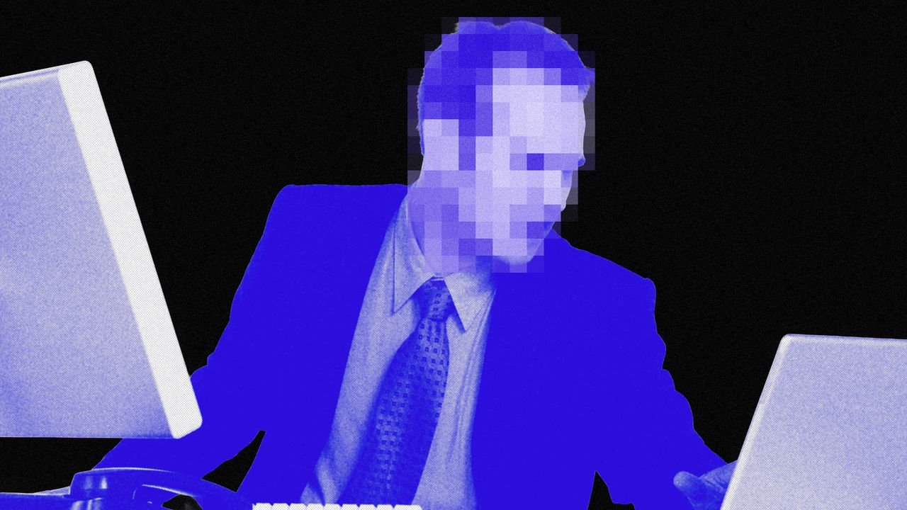 Persona revisando documentos confidenciales en una pantalla con advertencia de riesgos legales al entrenar inteligencia artificial con datos reales de empleos