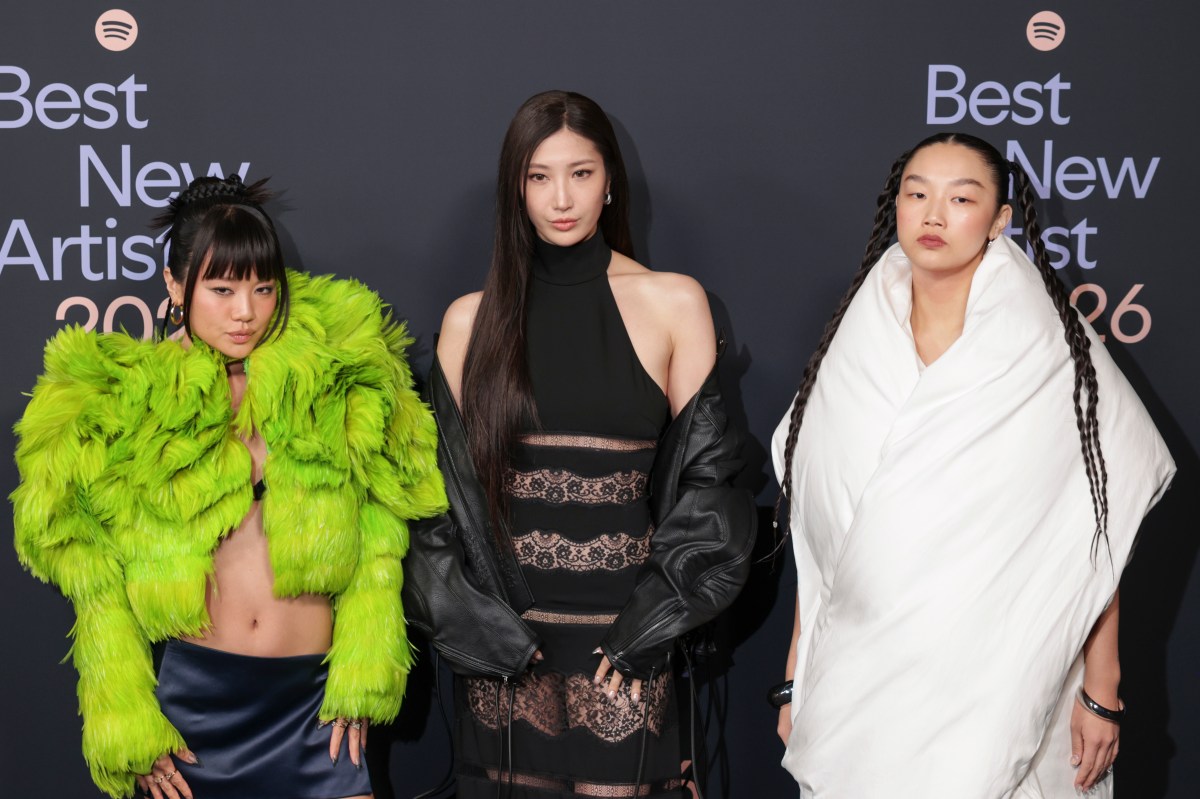 Escenario de los Oscar 2026 con EJAE, Audrey Nuna y Rei Ami interpretando 'Golden' en vivo, tema viral de KPop Demon Hunters