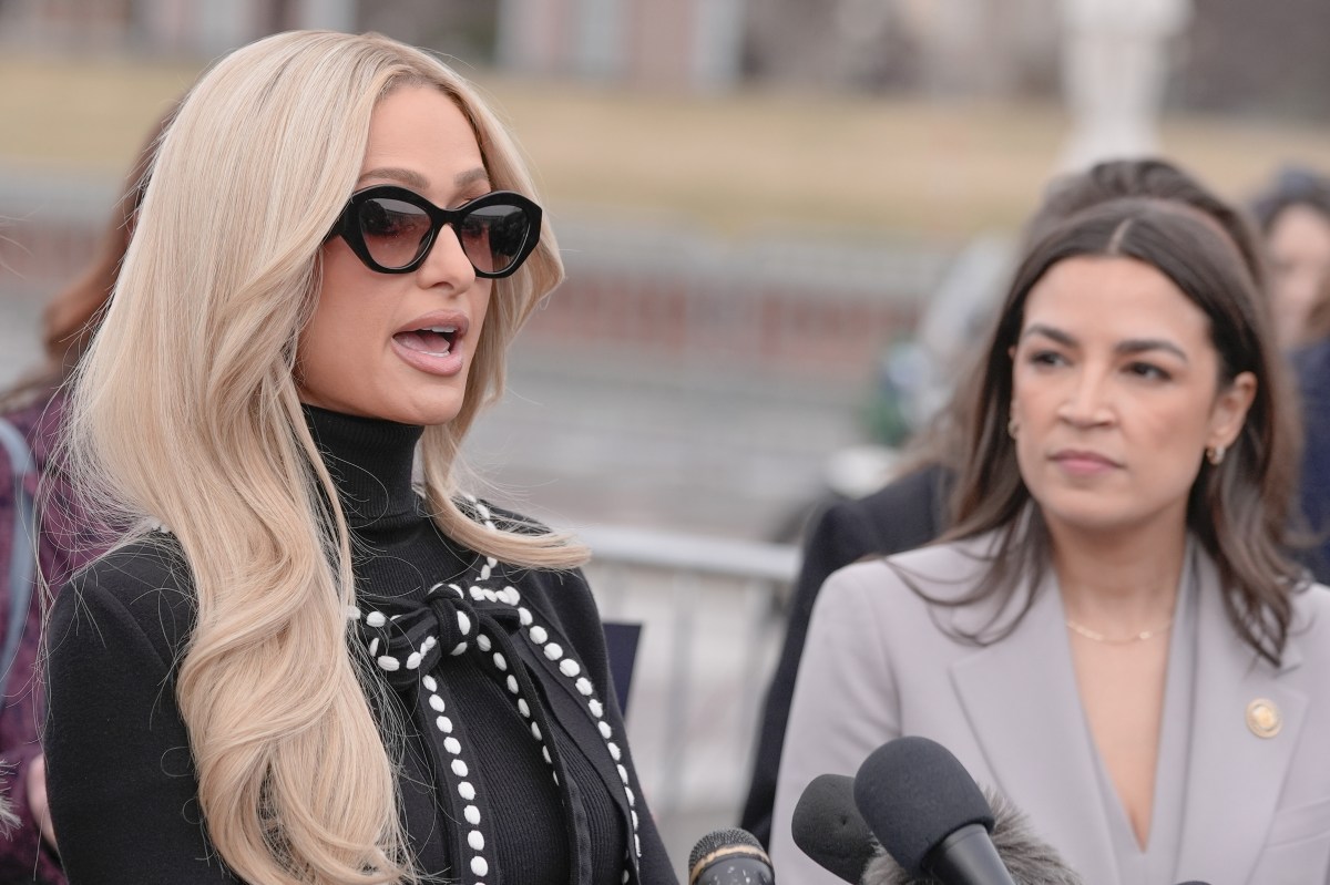 Paris Hilton testificando en el Capitolio junto a congresistas para impulsar la ley contra deepfakes y abuso digital