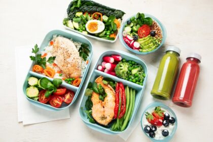 Taper de vidrio con tapa hermética guardando vegetales frescos, evitando microplásticos y bacterias en la cocina