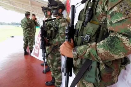 Presidente advierte sobre posible impago a policías y militares por crisis fiscal y fallo del Consejo de Estado sobre EPS