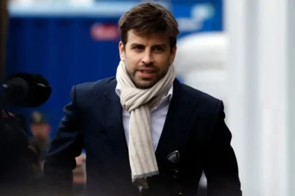 Gerard Piqué caminando por Ceuta mientras un grupo de mujeres le canta a todo volumen la BZRP Music Session Vol. 53 de Shakira desde un auto