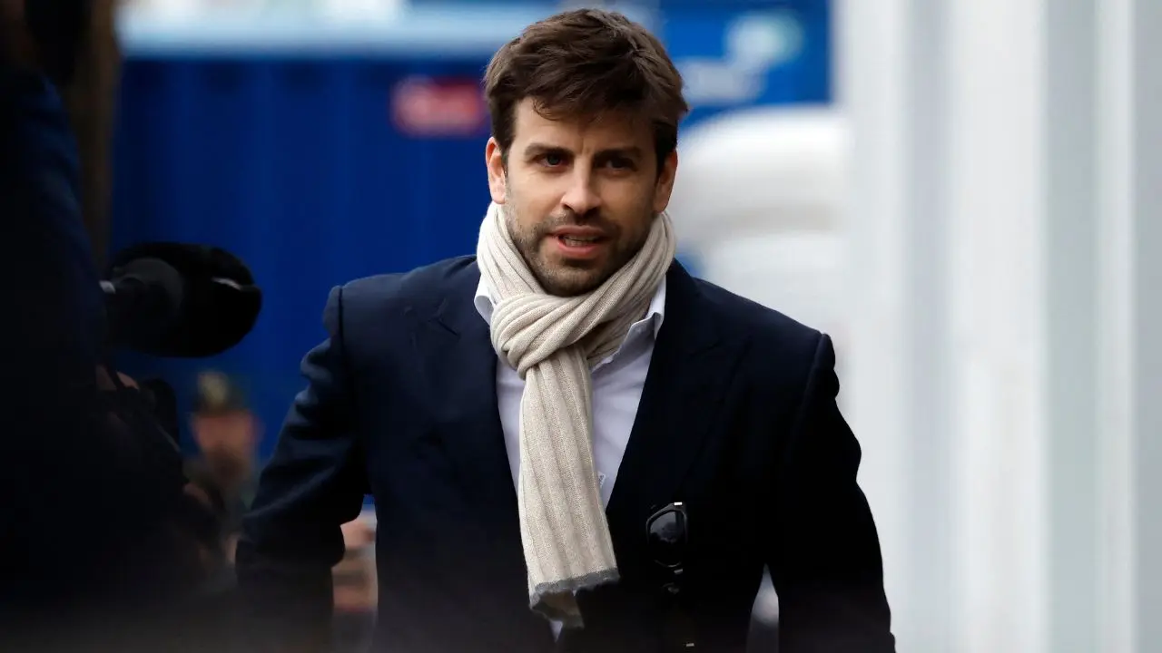 Gerard Piqué caminando por Ceuta mientras un grupo de mujeres le canta a todo volumen la BZRP Music Session Vol. 53 de Shakira desde un auto