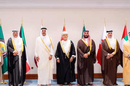 Manifestantes en Irán con banderas mientras funcionarios árabes observan en silencio, reflejando el temor al caos regional
